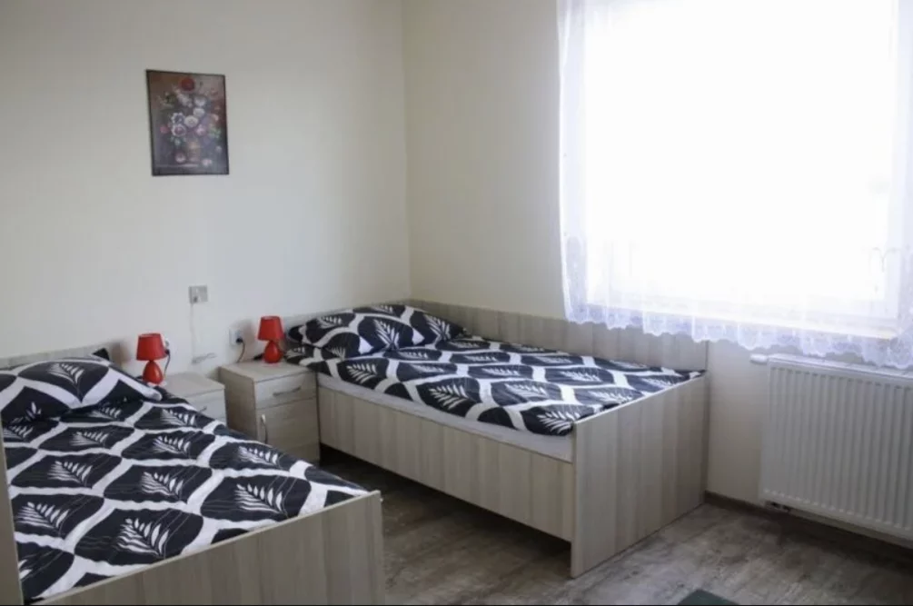 Pokoje mieszkalne w Całodobowym Domu Opieki „Na Zaciszu” w Krynicznie  są w pełni umeblowane i pomalowane na jasne kolory