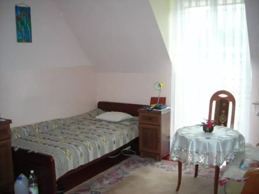 Pokoje w Domu Pomocy Społecznej p.w. św. Antoniego Zgromadzenia Sióstr Miłosierdzia św. Wincentego a Paulo w Częstochowie  są przytulne i estetycznie urządzone