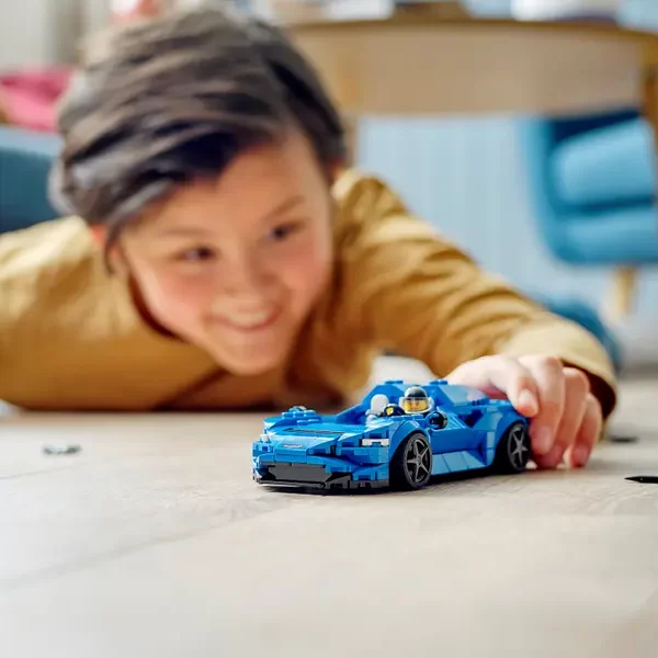 Wnuczk bawiący się LEGO® Speed Champions McLaren Elva