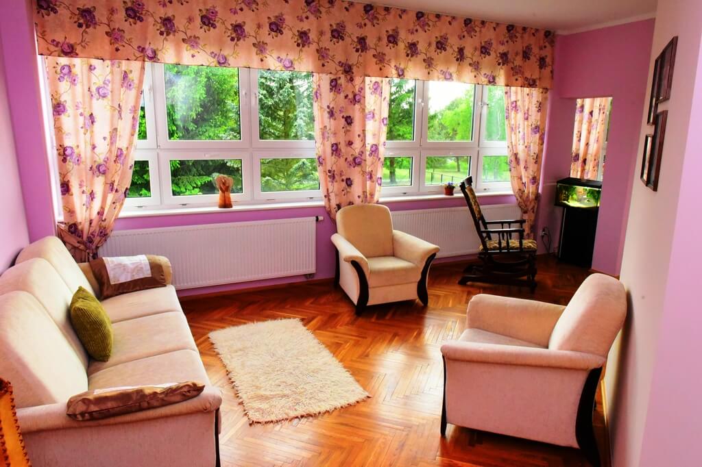 Jeden z pokoi dziennych w Domu Pomocy Społecznej „Dom z Sercem” w Komorowie