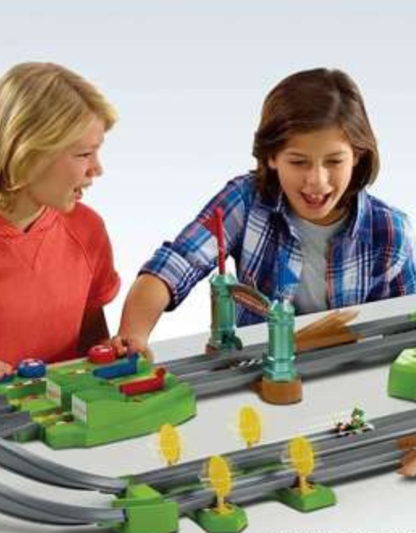 Siedmiolatki bawiące się z Torem Hot Wheels Mario Kart
