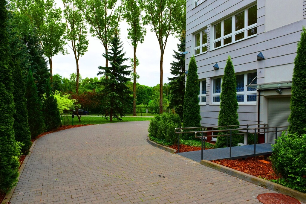 Dom Pomocy Społecznej „Dom z Sercem” w Komorowie i teren wokół niego pozbawione są barer architektonicznych