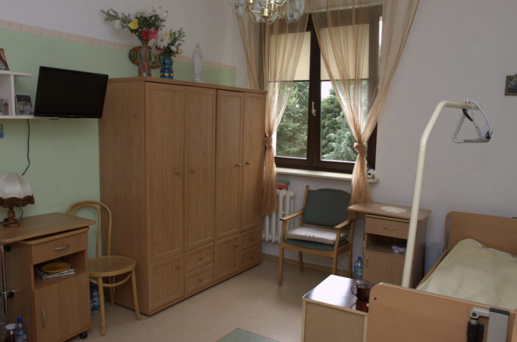Pokoje mieszkalne w Domu Pomocy Społecznej w Dolicach wyposażone są w specjalistyczne łóżka medyczne, pojemne szafy na ubrania i telewizory