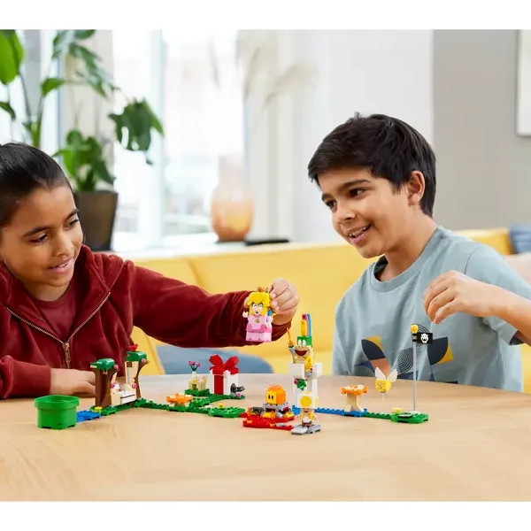 Wnuczka bawi się LEGO® Super Mario Przygody z Peach