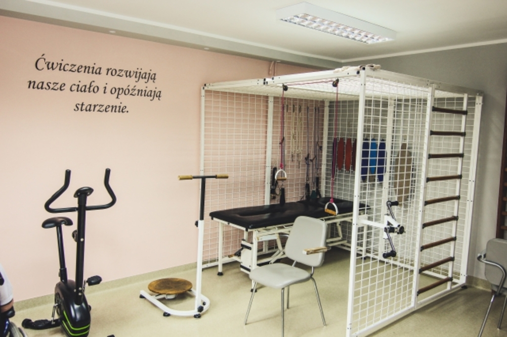 Dom Pomocy Społecznej w Skęczniewie dysponuje profesjonalnym sprzętem rehabilitacyjnym, w tym kabiną UGUL