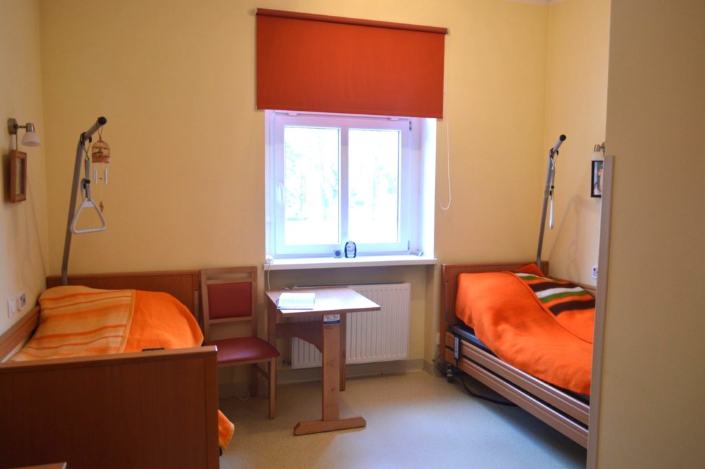 Dom Pomocy Społecznej w Pleszewie  dysponuje pokojami wyposażonymi w specjalistyczne łóżka rehabilitacyjne