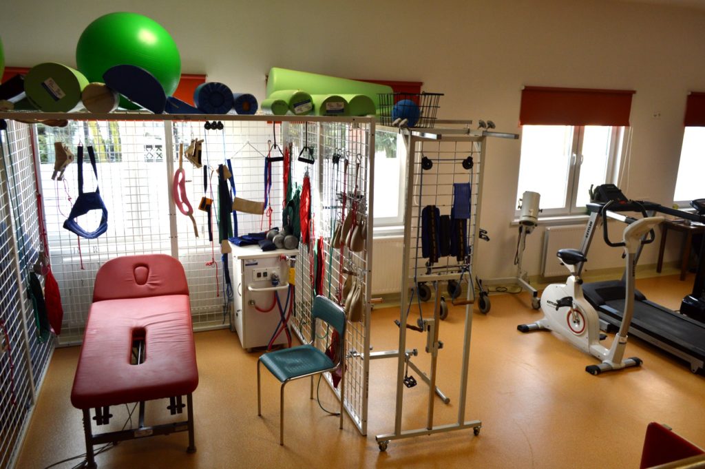 Dom Pomocy Społecznej w Pleszewie  zapewnia swoim podopiecznym rehabilitację, w tym ćwiczenia w kabinie UGUL