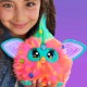 7-latka trzymające Furby 2.0