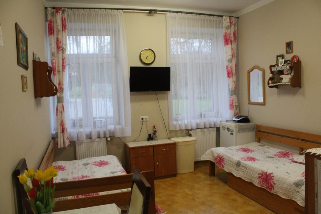 Pokoje w Domu Pomocy Społecznej w Stróżach są wyposażone w nezbędne meble i sprzęty