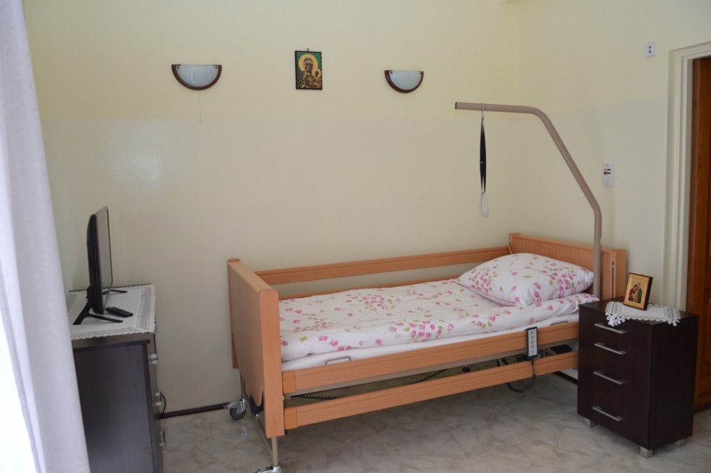 Pokoje w Zespole Domów Pomocy Społecznej w Wieleniu wyposażone są łóżka rehabilitacyjne i instalację przywoławczą