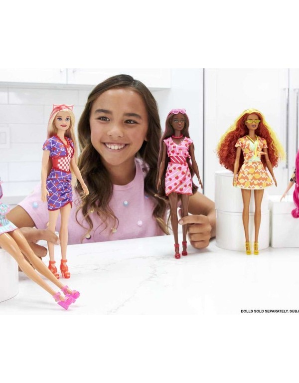 Siedmiolatka bawiąca się Barbie Color Reveal Słodkie Owoce