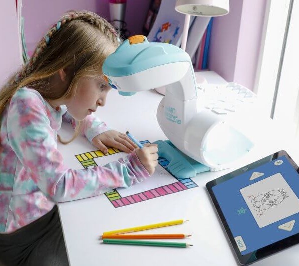 7-latka bawiąca się projektorem Smart Sketcher