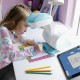 7-latka bawiąca się projektorem Smart Sketcher