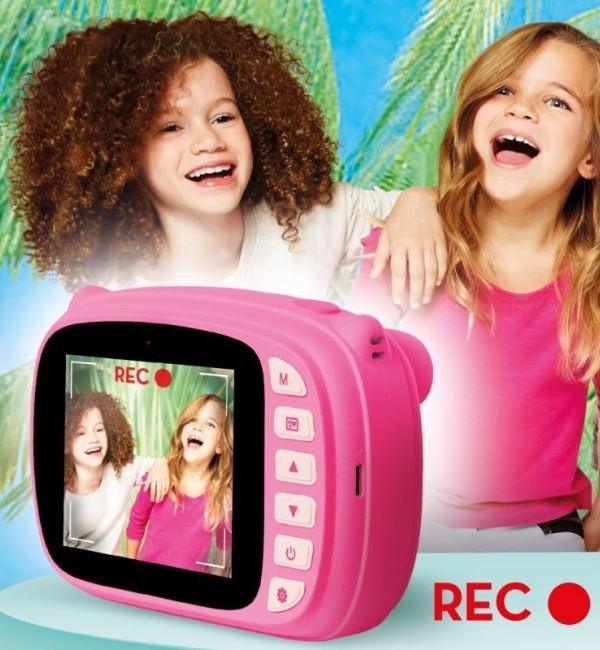 Dziewczynki 7-latki bawiące się aparatem fotograficznym z drukarką Lisciani