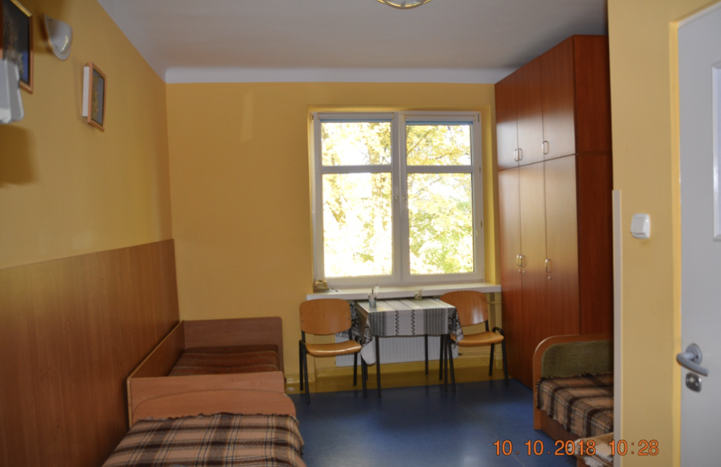 Pokoje w Domu Pomocy Społecznej w Przasnyszu  są niewielkie, ale wyposażone w niezbędne meble