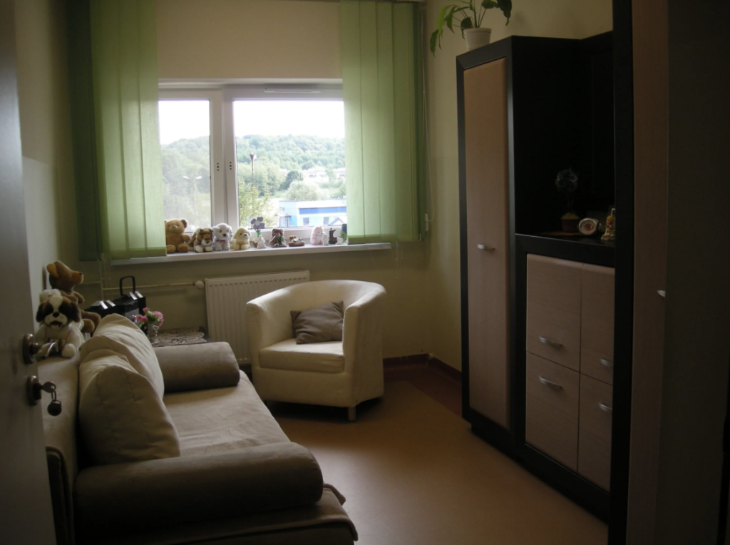 Wszystkie pokoje w Domu Pomocy Społecznej w Sieradzy wyposażone są w podstawowe meble i sprzęty