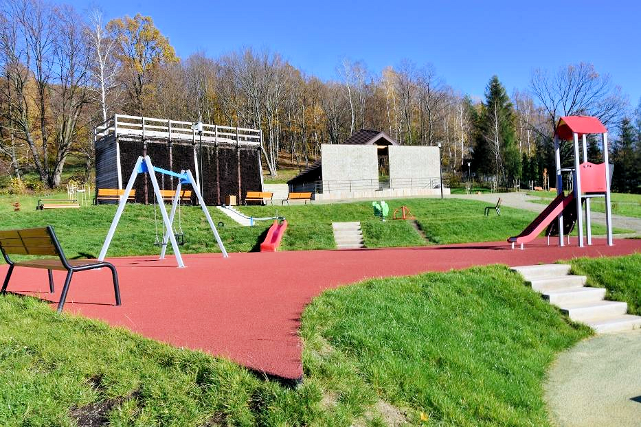 Przed budynkiem Domu Seniora „Maria” w Wapiennem znajduje się strefa rekreacyjna z placem zabaw i mini tężnią solankową