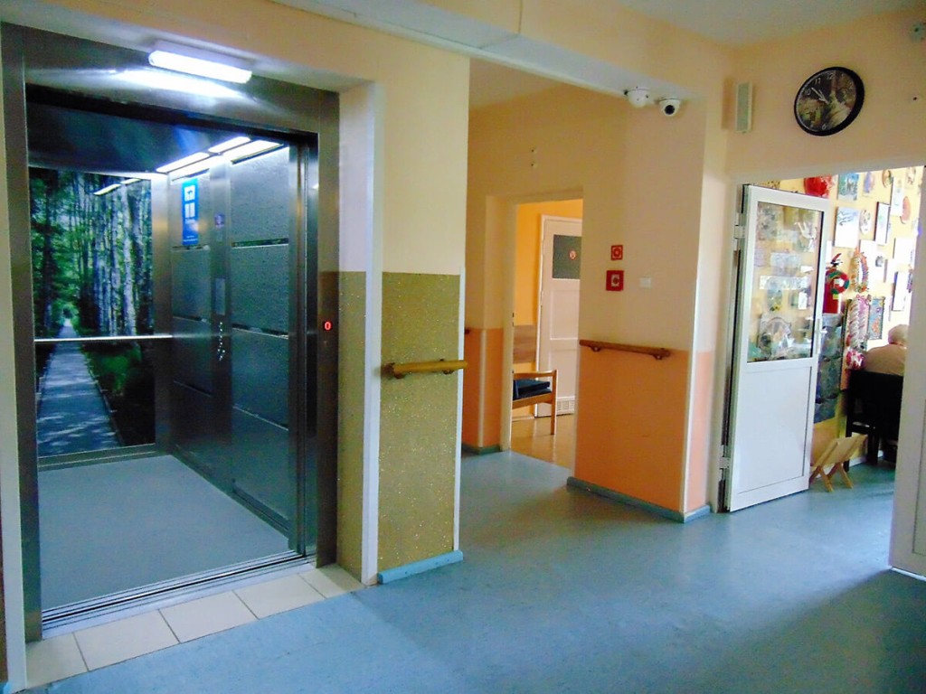 Ewangelicki Dom Opieki Arka w Mikołajkach dysponuje licznymi udogodnieniami dla osób niepełnosprawnych - jednym z nich jest winda