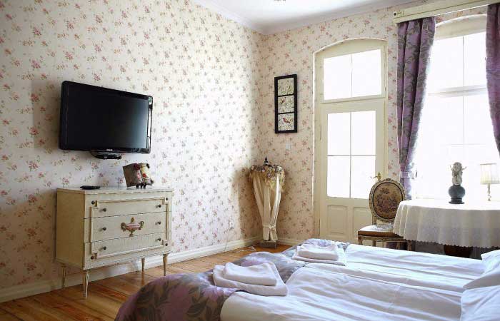 Wnętrza Rezydencji Seniora „Czerwone Wino” w Dakowach Mokrych zachowały swój pałacowy charakter