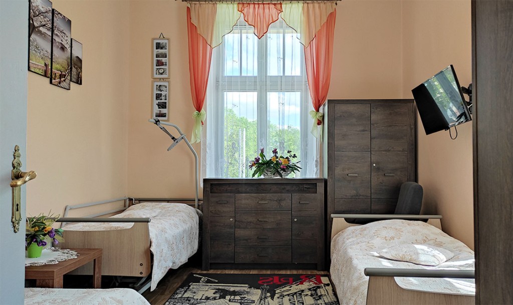 Pokoje w Domu Pomocy Społecznej w Jezioranach  są estetycznie i funkcjonalnie urządzone