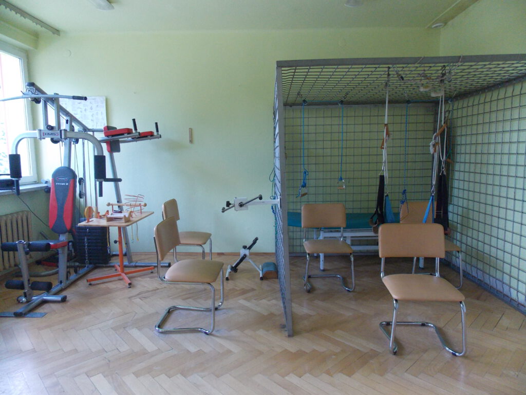 Dom Pomocy Społecznej dla Kombatantów im. Bohaterów Westerplatte w Rzeszowie dysponuje własnym zapleczem rehabilitacyjnym, w tym kabiną do ćwiczeń UGUL