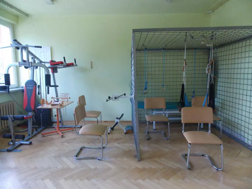 Dom Pomocy Społecznej dla Kombatantów im. Bohaterów Westerplatte w Rzeszowie dysponuje własnym zapleczem rehabilitacyjnym, w tym kabiną do ćwiczeń UGUL