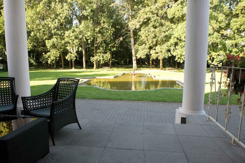 Mieszkańcy Rezydencji Seniora „Czerwone Wino” w Dakowach Mokrych mają do dyspozycji słoneczny taras z widokiem na park