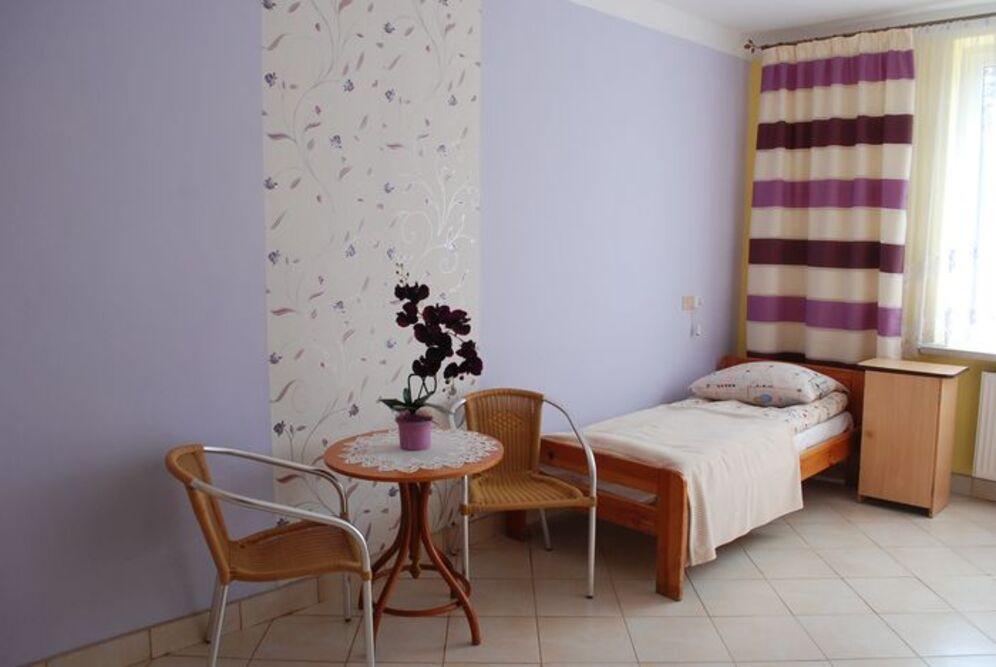 Pokoje w Domu Pomocy Społecznej im. św. Siostry Faustyny w Krasnobrodzie są przestronne, co docenią osoby poruszające się na wózkach inwalidzkich 