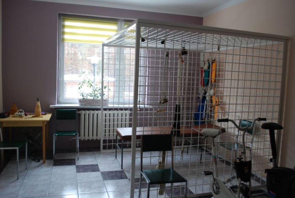 Dom Pomocy Społecznej im. św. Siostry Faustyny w Krasnobrodzie dysponuje własna salą do rehabilitacji, która wyposażona jest w kabinę UGUL