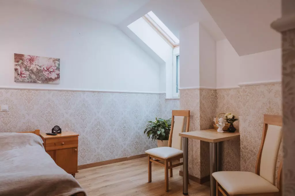 Jeden z pokoi pensjonariuszy w Domu Seniora „Aloes” w Łapalicach