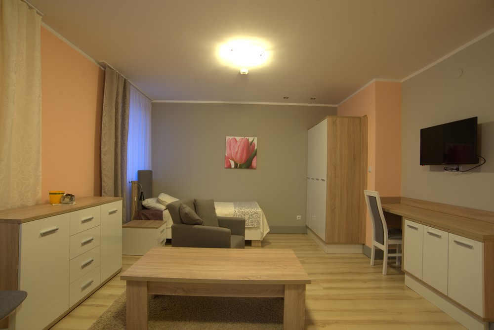 Pokoje w Domu Seniora „Aurum Vitae” w Kaletach są wyposażone w telewizor i nowoczesne meble 