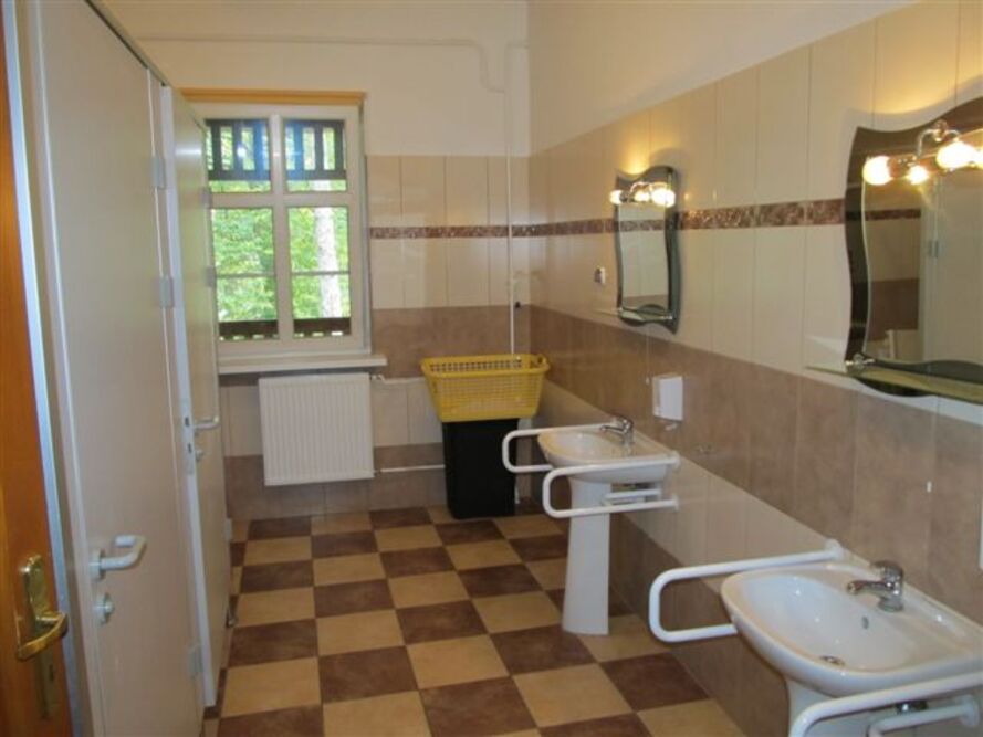 Łazienki w Domu Pomocy Społecznej w Trzcińsku–Zdroju są przystosowane do potrzeb osób niepełnosprawnych