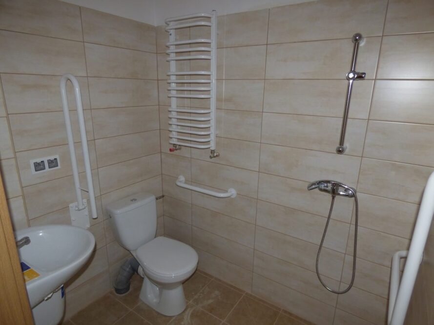 Dom Pomocy Społecznej w Kozuli jest przystosowany do potrzeb osób niepełnosprawnych (na zdjęciu łazienka)