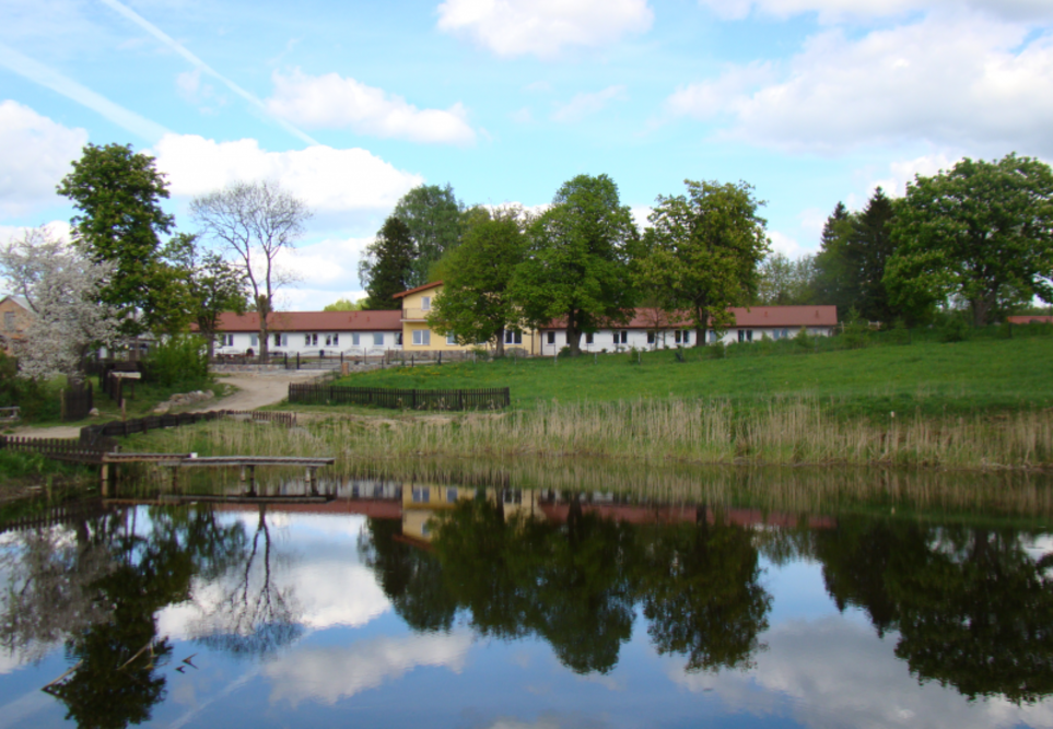 Staw przed Domem Seniora „Mazurska Zagroda” w Sorkwitach