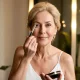Kobieta w wieku 60+ testuje tegoroczne trendy makijażowe.