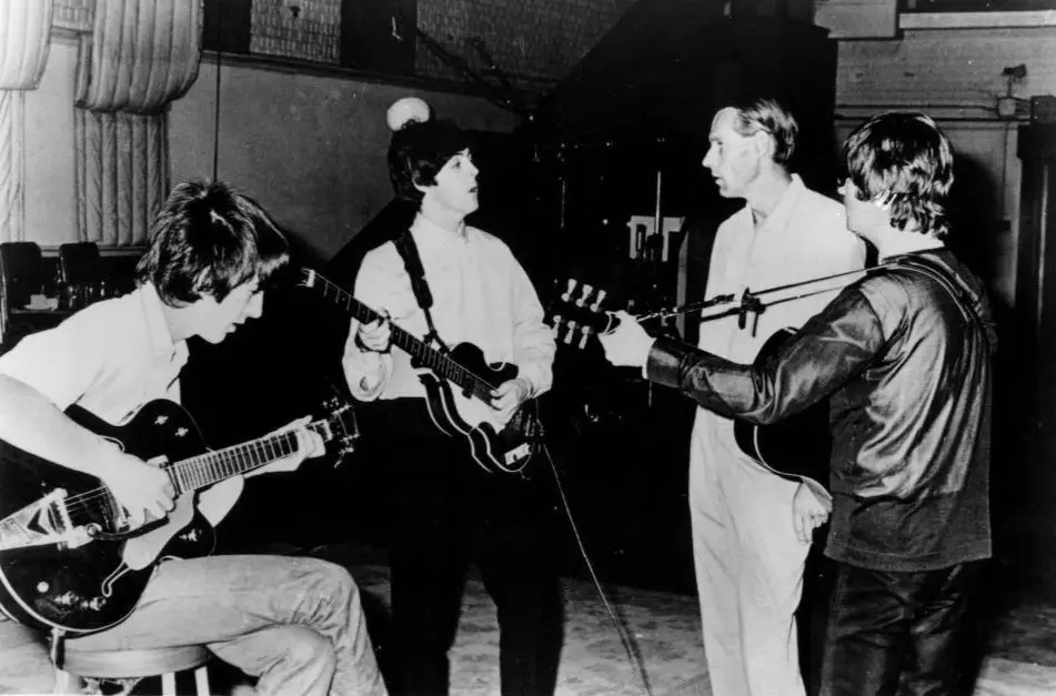 George Martin z Beatlesami w studiu
