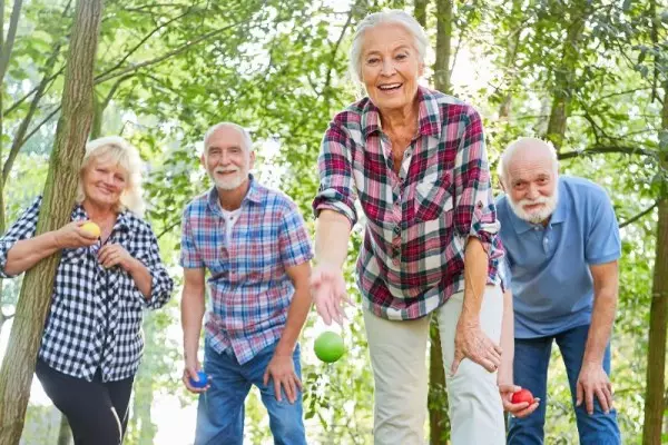 Gra w bule to wspaniała aktywność dla seniorów – co potwierdzają szczęśliwi seniorzy na zdjęciu.