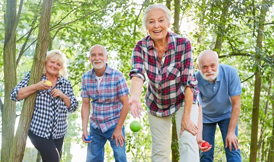 Gra w bule to wspaniała aktywność dla seniorów – co potwierdzają szczęśliwi seniorzy na zdjęciu.