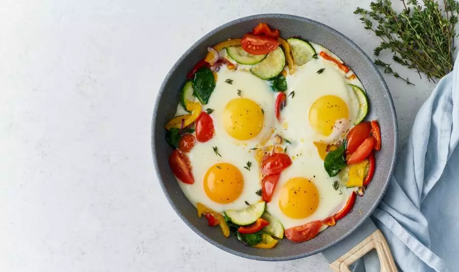 Dieta niskosodowa – przykładowy jadłospis i przepisy. Na zdjęciu jajko sadzone na pomidorach.