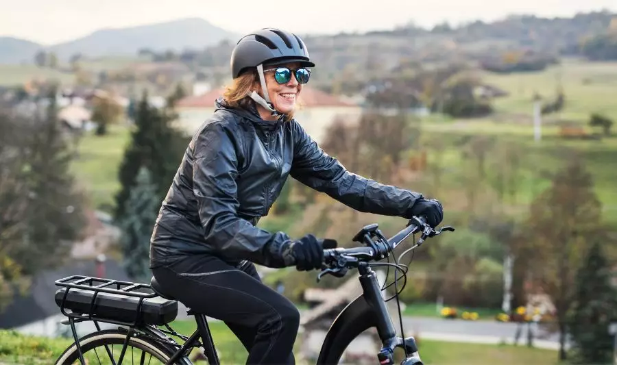 Aktywna kobieta 50+ i jej elektryczny rower dla seniora.