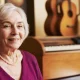 Muzykoterapia dla seniorów z instrumentami – kobieta bierze udział w zajęciach