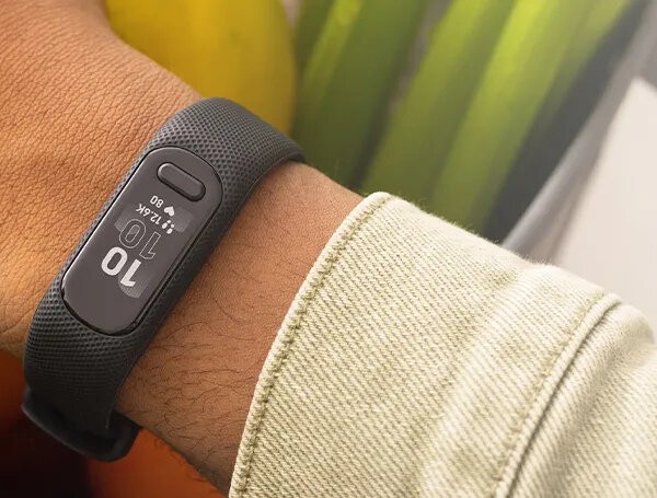 GARMIN VivoSmart 5 smarband na ręce seniora