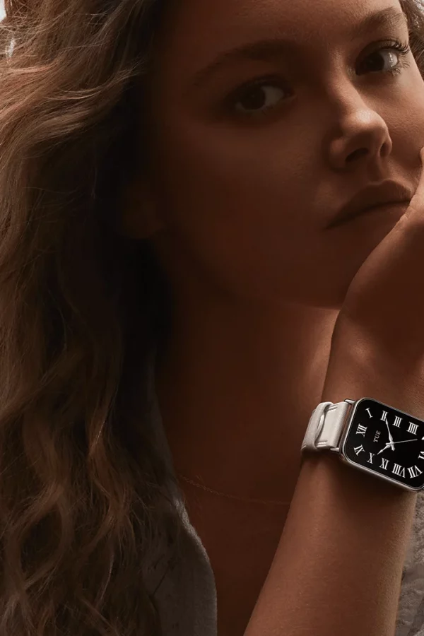 Xiaomi Smart Band 8 Pro opaska dla seniora na ręce kobiety