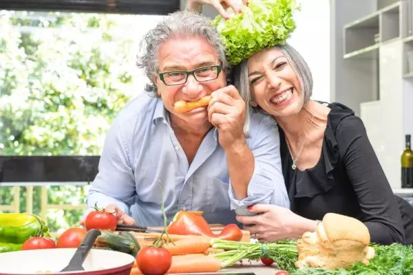 Dieta przy miażdżycy obejmuje wiele warzyw i owoców. Właśnie dlatego szczęśliwe małżeństwo na zdjęciu korzysta z nich w kuchni.