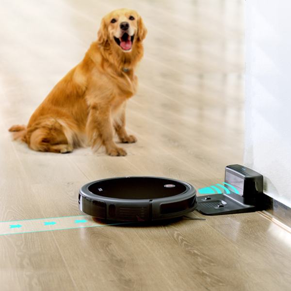 Robot odkurzjący TCL Sweeva 2000 w domu z pupilem