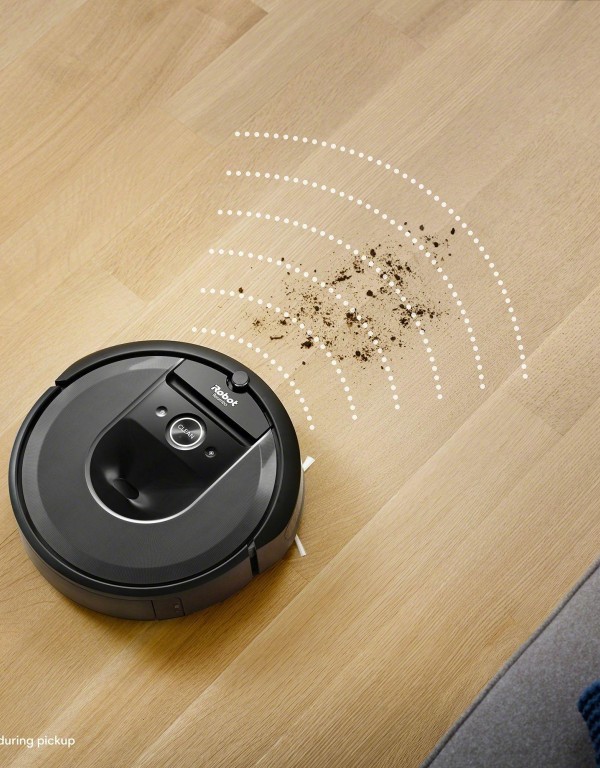 Robot odkurzający iRobot Roomba i7 zbiera okruszki na podłodze