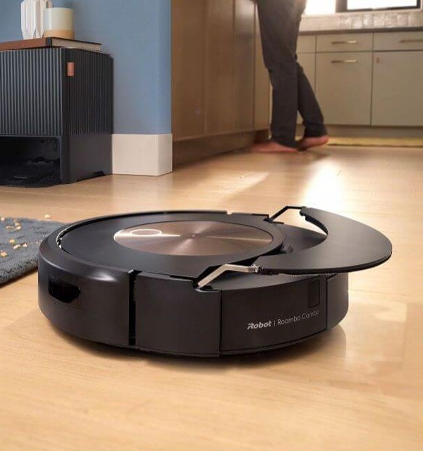 Robot sprzątający dla seniora iRobot Roomba j9+ w pracy