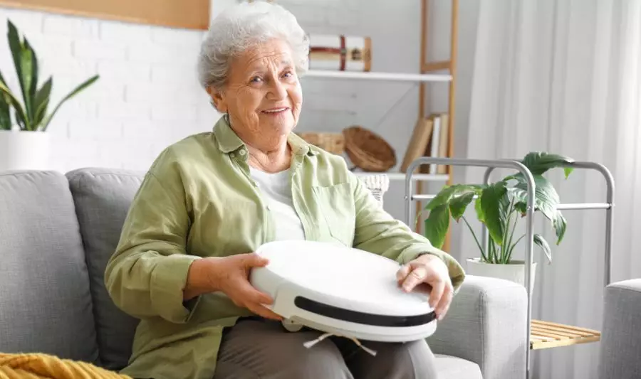 Robot sprzątający jako pomocnik seniorki