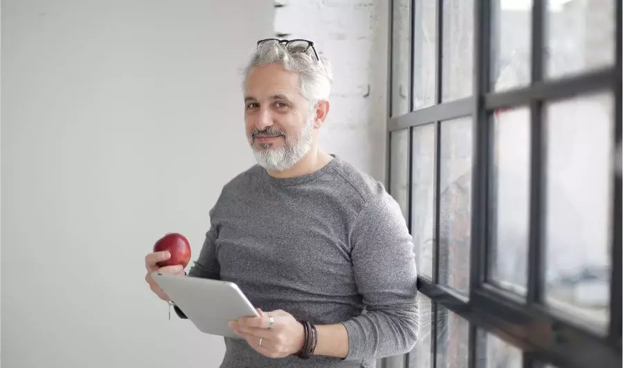 Silversi, jak mężczyzna na zdjęciu, to niedoceniony potencjał an rynku pracy!