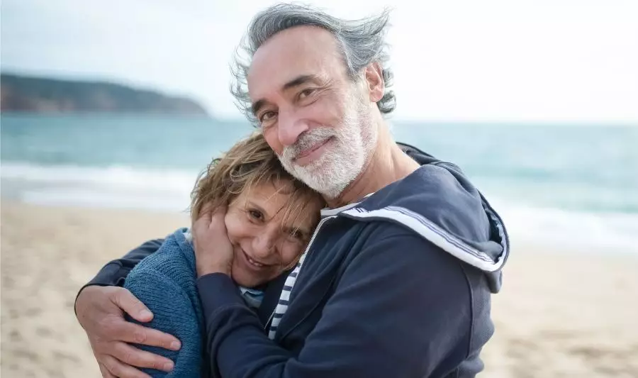 Jak zachowuje się zakochany dojrzały mężczyzna? Na zdjęciu dojrzały mężczyzna z ukochaną.